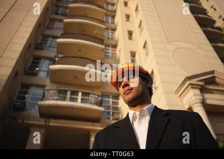 Low Angle View eines männlichen Architekten vor einem Gebäude Stockfoto
