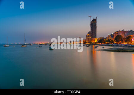 Ein Turm - das höchste Wohnhaus direkt am Meer Turm in Europa auf 170 Meter über dem Boden. Es ist in bester Lage, mitten im Herzen von Limassol. Stockfoto