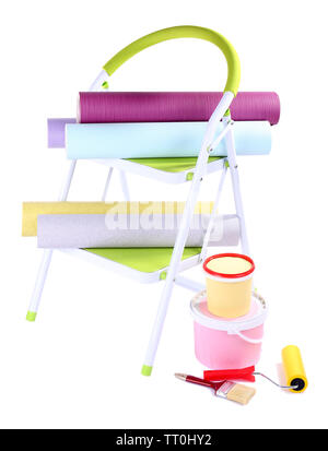 Kleine Leiter und Tapeten rollen, isoliert auf weißem Stockfoto