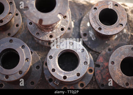 Lager von Produkten aus Metall für die Verbindung von Rohren im Freien im Hafen Stockfoto