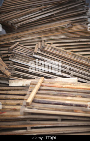 Stapel von Holz Verpackung Schilde der Lagerbestände im Handel Hafen Stockfoto