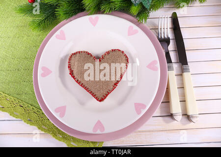 Satz von utensil für romantische Abendessen, am Tisch, auf hellen Hintergrund Stockfoto