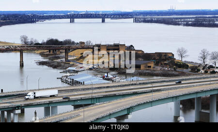 Eine Ansicht der Brücke über den Mississippi River in Memphis, TN Stockfoto