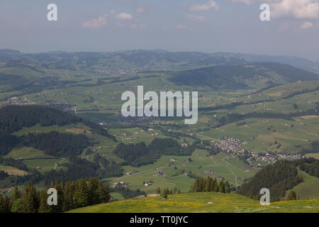 Mit Blick über den schönen Appenzeller Alpen von Ebenalp, Schweiz Schweizer an einem bewölkten Tag. Stockfoto