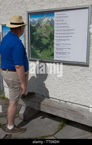 Ein amerikanischer Tourist in einem Panama Hut liest die Karte bei Ebenalp Appenzell, Schweiz. Stockfoto