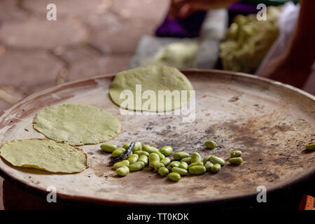 Kochen Tortillas auf einer mexikanischen drei Stein Herd durch Holz- und Bohnen, ländliche Szene gefeuert Stockfoto