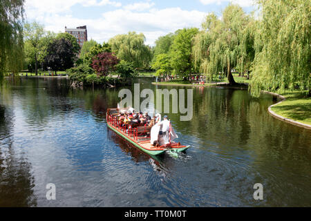 Schwan Boot in der Lagune an der Boston Public Garden neben Boston Common Stockfoto