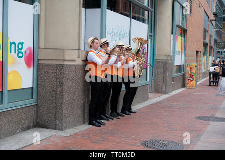 Straßenmusikanten auf Washington Straße Bürgersteig spielen Hörner in der Innenstadt von Boston, Massachusetts Stockfoto