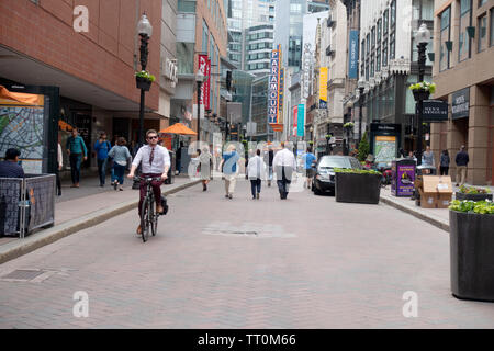 Menschen Wandern und Radfahren auf der Washington Street in Boston Massachusetts mit Leuchtreklame für das Paramount Theater Stockfoto