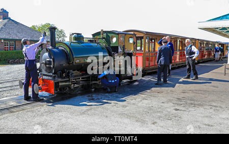 Dampfmaschine Nr. 3, Sir Haydn in Tywyn Station auf der Talyllyn Railway, die zwischen Tywyn und Nant Gwernol, Gwynedd, Wales, UK läuft Stockfoto