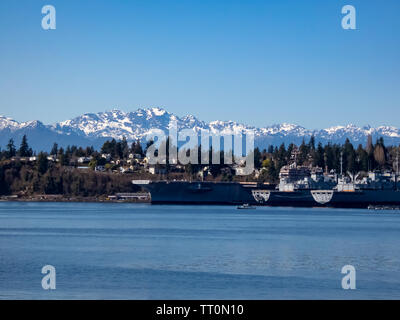 Pensionierten US Navy Schiffe angedockt in einer kleinen Stadt vor der Hurricane Ridge Berge Stockfoto