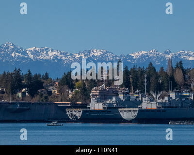 Pensionierten US Navy Schiffe angedockt in einer kleinen Stadt vor der Hurricane Ridge Berge Stockfoto