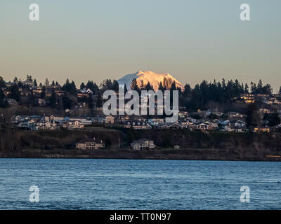 Mount Rainier steigende über Leitung von Wohn- hang in Tacoma Stockfoto