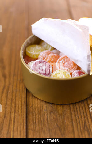 Süße Bonbons in Metall, Holz- Hintergrund Stockfoto