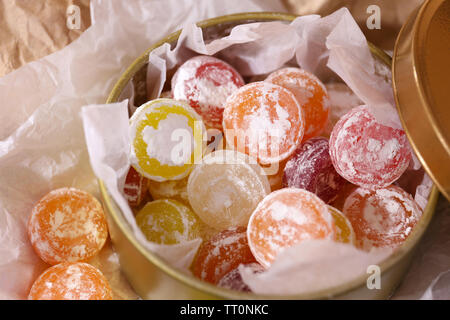 Süße Bonbons in Metall kann, in der Nähe Stockfoto