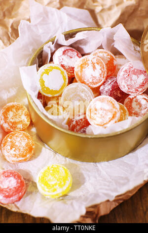 Süße Bonbons in Metall kann, in der Nähe Stockfoto