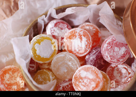 Süße Bonbons in Metall kann, in der Nähe Stockfoto