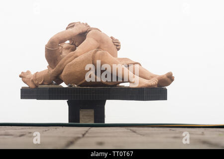 El Beso (Der Kuss) Skulptur im Parque del Amor in Miraflores, Lima, Peru. Stockfoto