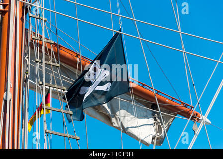 Flying Piratenflagge auf drei-Master im Hafen von Sassnitz, Rügen, Deutschland Stockfoto