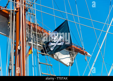 Flying Piratenflagge auf drei-Master im Hafen von Sassnitz, Rügen, Deutschland Stockfoto