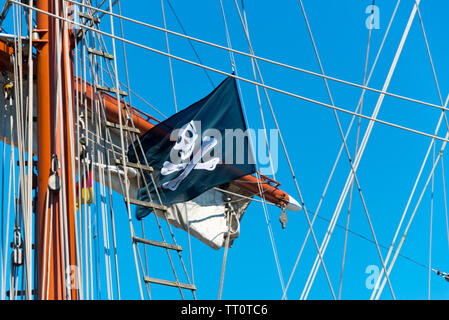 Flying Piratenflagge auf drei-Master im Hafen von Sassnitz, Rügen, Deutschland Stockfoto