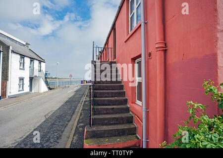 Vordere Treppe außerhalb einer bunten Terrassen traditionelles Haus in Ferryden, Montrose, Angus, Schottland, Großbritannien. Stockfoto