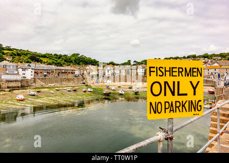 Ein "Fischer nur - Keine Parkplätze' Zeichen auf der malerischen Mousehole Harbour, Cornwall, UK. Stockfoto