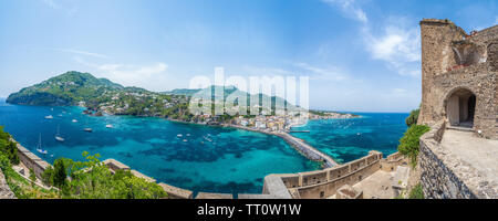 Landschaft mit Porto Ischia, Blick auf Castello Aragonese, Ischia Island, Italien Stockfoto