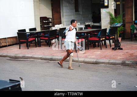 Siem Reap, Kambodscha, April 2013: landmine Opfer im Pub Street von Siem Reap. Das Land hat ein großes Problem mit Landminen, insbesondere in ländlichen Gebieten ein Stockfoto