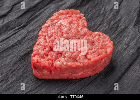 Schöne saftige Fleisch Schnitzel auf einem kontrastierenden schwarzen Hintergrund. Das Konzept der Ernährung im Sport Stockfoto