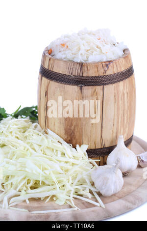 Marinierte Kraut (Sauerkraut), im Holzfass, isoliert auf weißem Stockfoto