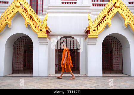 Buddhistischer Mönch wandern, buddhistischer Mönch drehen um den Tempel Stockfoto