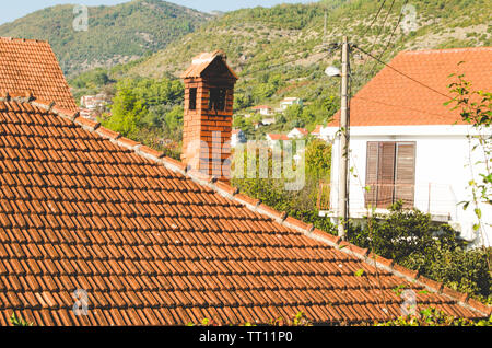 Dach des Hauses mit alten, roten Tonziegeln. Stockfoto