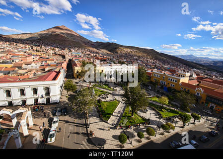Der Obelisk an der Plaza 10 de Noviembre aus der Kathedrale Basilica, Potosi, Bolivien gesehen Stockfoto