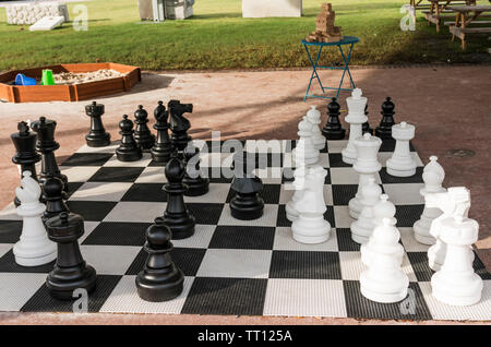 Ein riesiges Schachspiel ist in einem Park in Tampa Florida bereit für Menschen mit zu spielen. Stockfoto