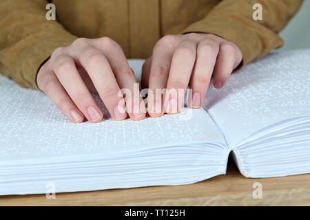 Blinde Frau Buch geschrieben in Braille-Schrift Stockfoto