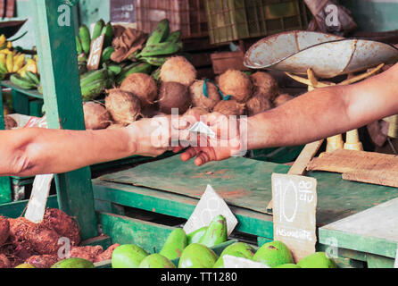 Geld wechseln Hände für Erzeugnis auf einem Markt in Havanna Kuba gekauft. Stockfoto