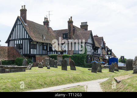 Wie aus den Kirchhof von St. Maria, der Jungfrau, Kirche, der Stern und der Adler Hotel in der Ortschaft Goudhurst, Kent, England, UK gesehen Stockfoto