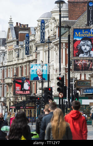 Bunte Schilder auf die Lyric, Apollo und Gielgud Theater, Shaftesbury Avenue, Soho, London. Stockfoto