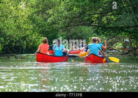 Seveal Leute, Kanu Tour auf idyllischen Fluss namens Pegnitz in Franken Stockfoto