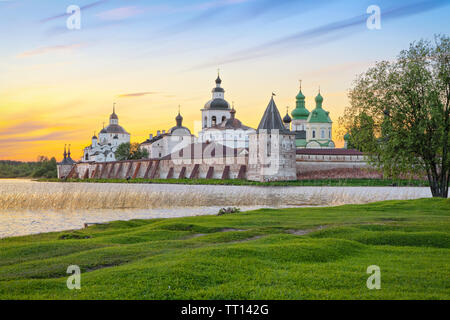 Blick auf Cyril-Belozersky Kloster auf den Sonnenuntergang - das größte Kloster im Norden Rußlands. Kirillov, Vologda Oblast Stockfoto