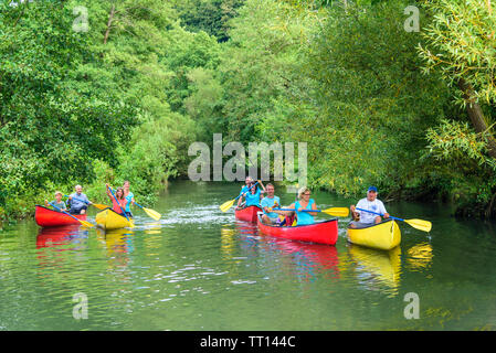 Mehrere Leute machen eine Kanutour auf dem idyllischen Fluss Pegnitz in franken Stockfoto