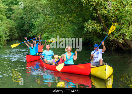 Seveal Leute, Kanu Tour auf idyllischen Fluss namens Pegnitz in Franken Stockfoto