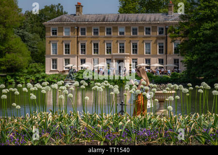 Ein junges Mädchen vor der Botanische Gebäude in Kew Gardens im Frühsommer Stockfoto