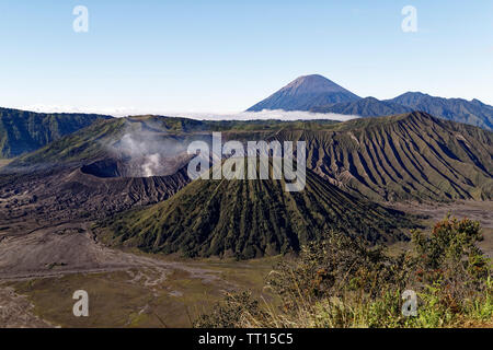 Mount Bromo Vulkan, Indonesien. 9. Mai, 2019. Sonnenaufgang über dem Rauchen Gunung Bromo Vulkan und die Tengger Semeru Caldera bei Sonnenaufgang aus Sicht Stockfoto