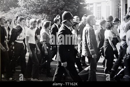 Junge Männer nehmen an einem Front March in London, England, Mitte der 70er Jahre Teil. Stockfoto