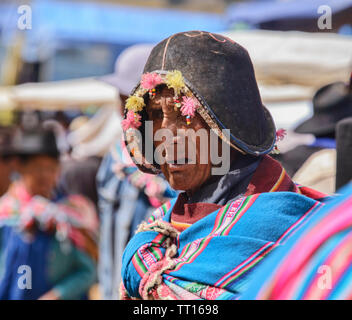Traditionelle Yampara Mann mit Leder Hut, Tarabuco, Bolivien Stockfoto