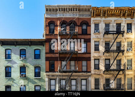 Block von bunten alten Gebäuden mit klarem, blauem Himmel Hintergrund in der Upper East Side von Manhattan in New York City NYC Stockfoto