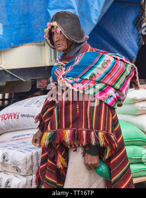 Traditionelle Yampara Mann mit Leder Hut, Tarabuco, Bolivien Stockfoto