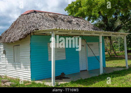 Die typischen bunten Landarbeiter kleines Haus in einer ländlichen Gegend außerhalb von Vinales, Tal von Vinales, Provinz Pinar del Rio, Kuba, Karibik Stockfoto